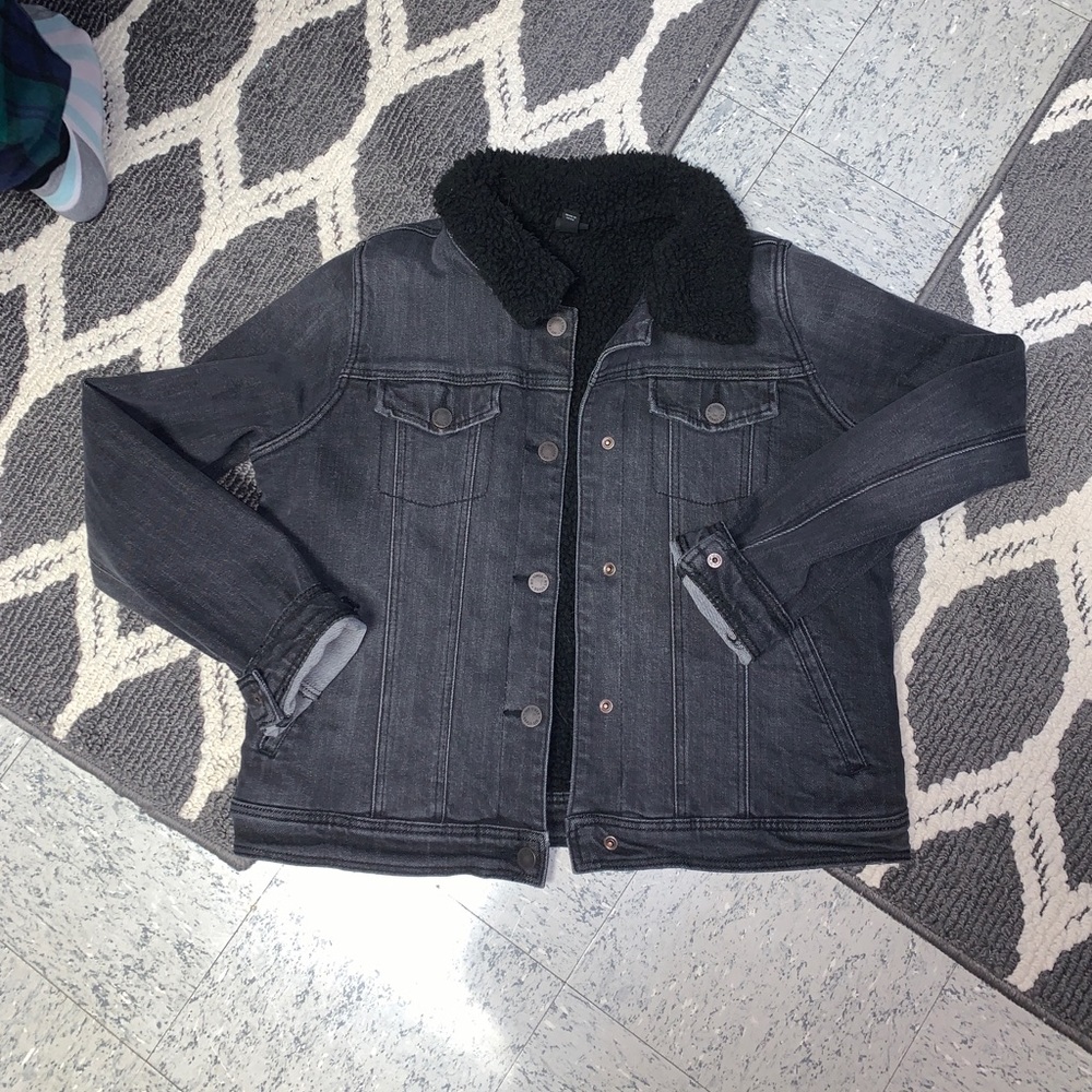Black fur collar denim jacket
